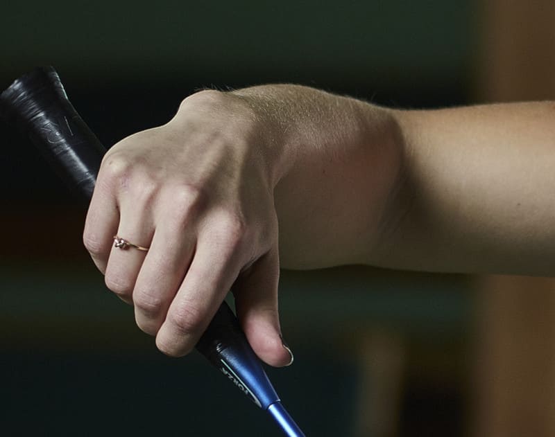 La bonne position de la main sur le grip de la raquette de badminton au service