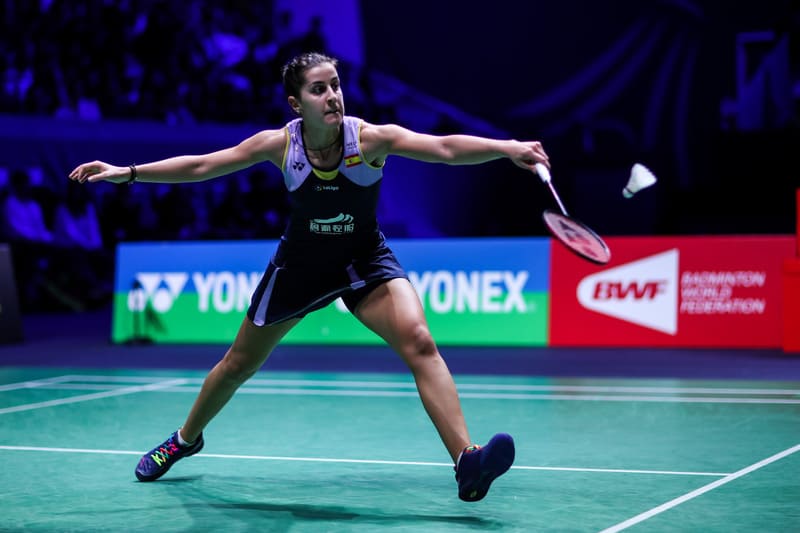 Carolina Marin s'avançant pour contre-amortir au filet