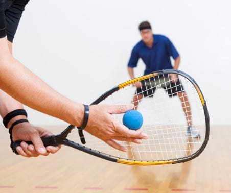 Une raquette de squash